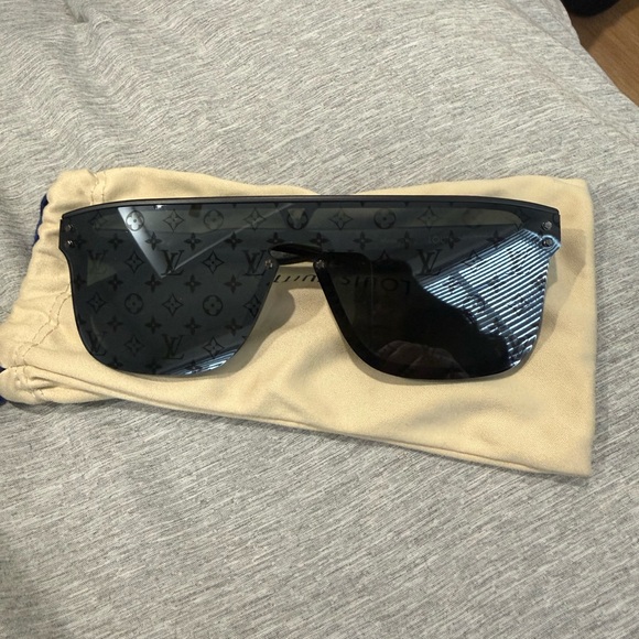Louis Vuitton sunglasses - Picture 2 of 6
